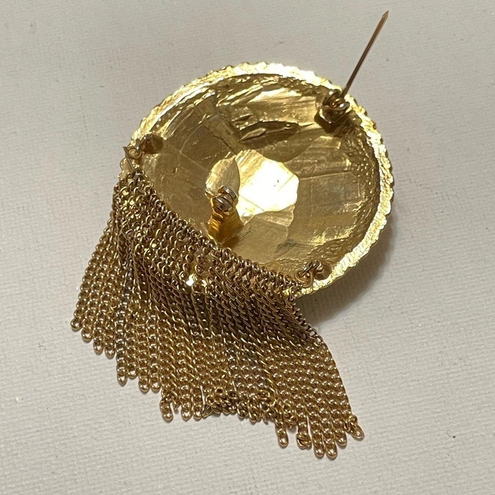 Elegant Gold Chain Fringe Brooch - Picture 9 of 10